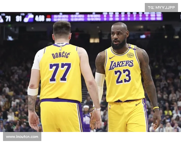 NBA焦点战:巅峰对决!勇士挑战湖人,浓眉詹姆斯联手对抗库里汤普森 NBA焦点战:巅峰对决!勇士挑战湖人,浓眉詹姆斯联手对抗库里汤普森